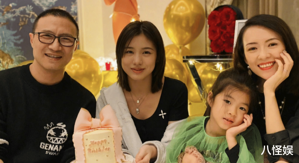 章子怡携女儿喝下午茶,披头散发穿拖鞋接地气,7岁醒醒身高瞩目