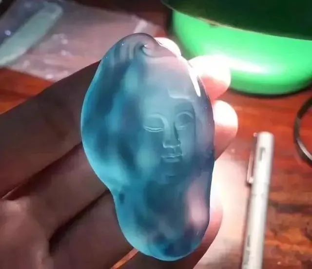 欣赏一块蓝水翡翠料子