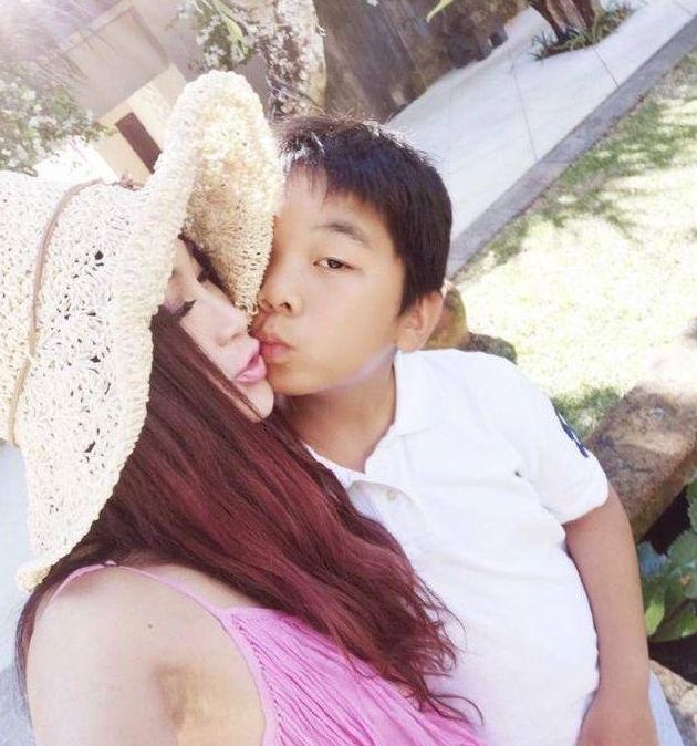 温碧霞一家贵州旅游，57岁依旧走少女路线，养子与爸爸一模一样