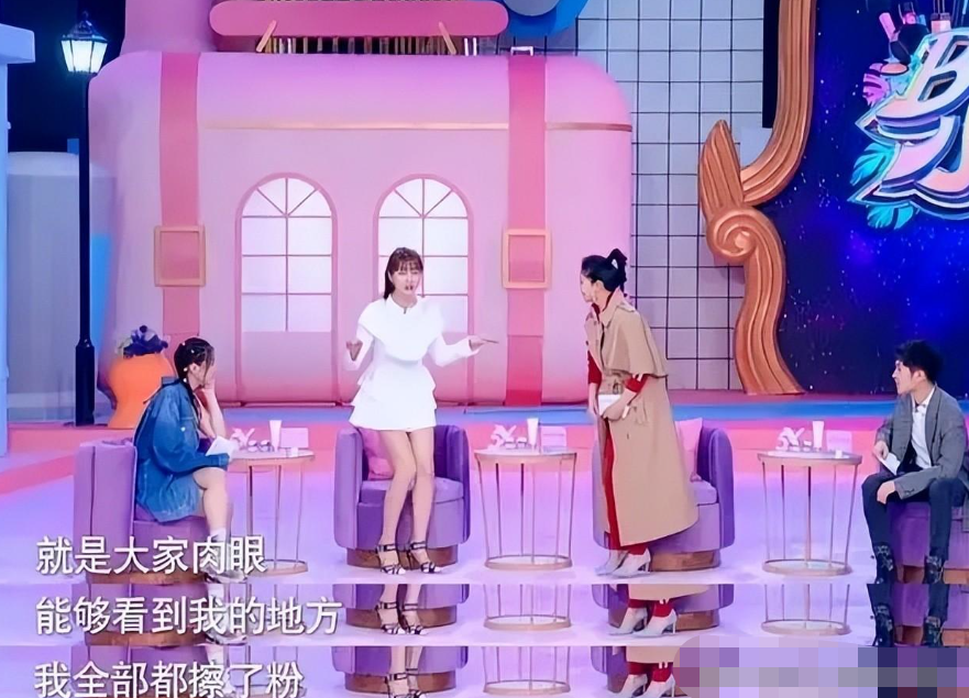 主持人 原来主持人也喜欢“造假”，从睫毛，到屁股，甚至发型都是假的