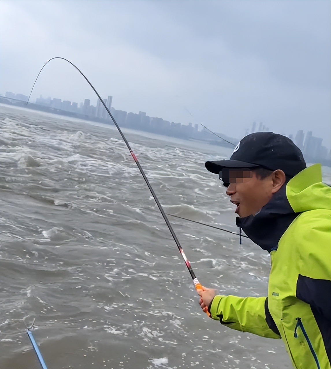 饵料|利益永远比钓鱼大师脸面重要,邓刚重提钓鲢鳙能否打窝,原因曝光