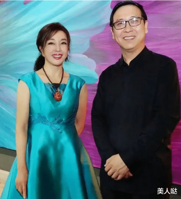 被刘晓庆的老年状态惊艳了！71岁穿小蓝裙少女感爆棚，却被夸张首饰出卖了年龄