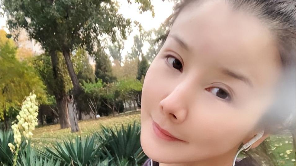 孙菲菲为李玟发声！自曝被导演暴打、吐痰致毁容，打人者身份被扒