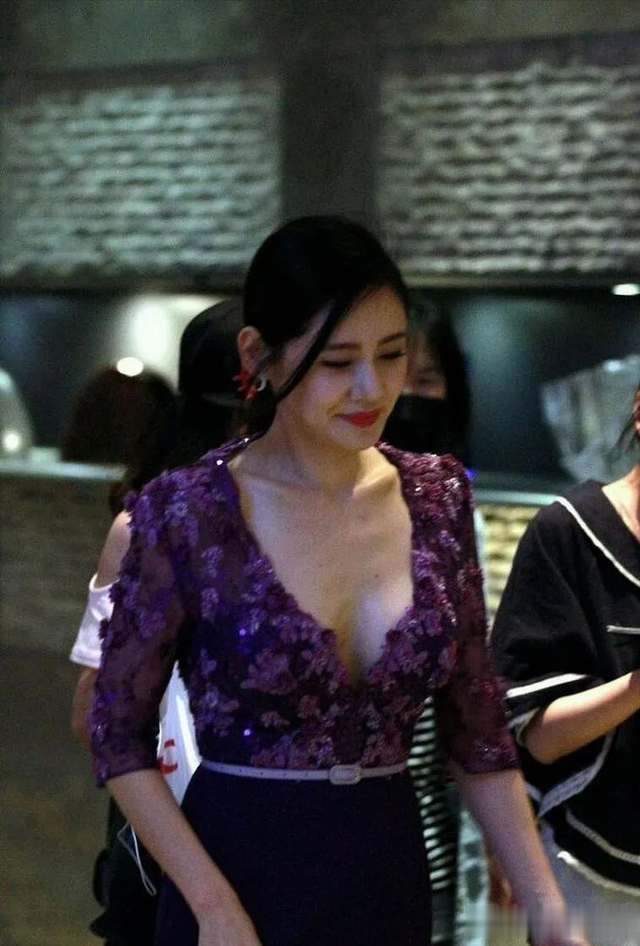 |秋瓷炫身材真火辣，穿深V领高开叉裙秀曲线，若隐若现太迷人