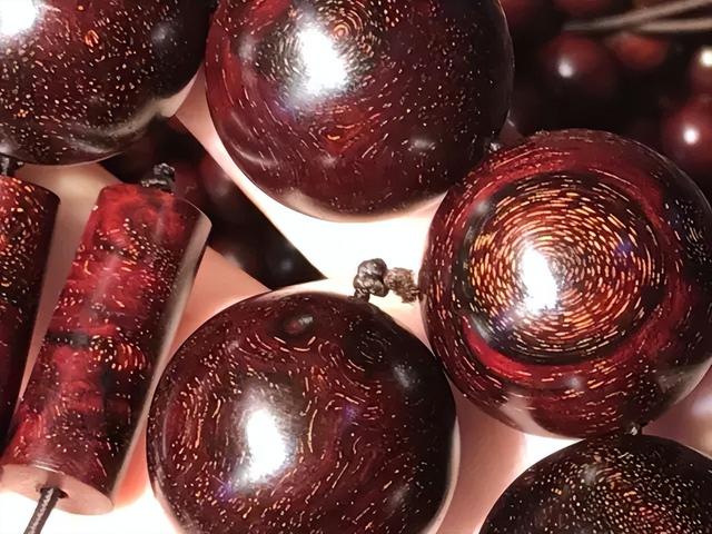 9万块收来的紫檀木，一刀切开后笑的不要不要的！