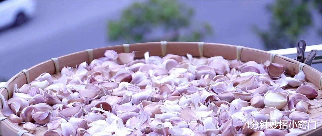 大蒜|大蒜别再用手剥了，教你5个小窍门，1分钟轻松剥一碗，省时又省力