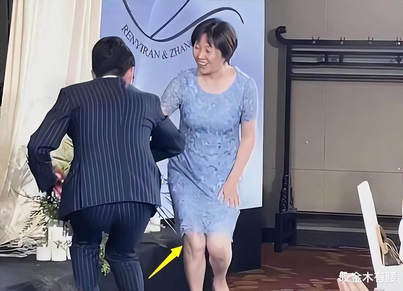 “媒婆”黄菡久违现身,举止优雅谈吐不俗,然短发造型被嘈像奶奶