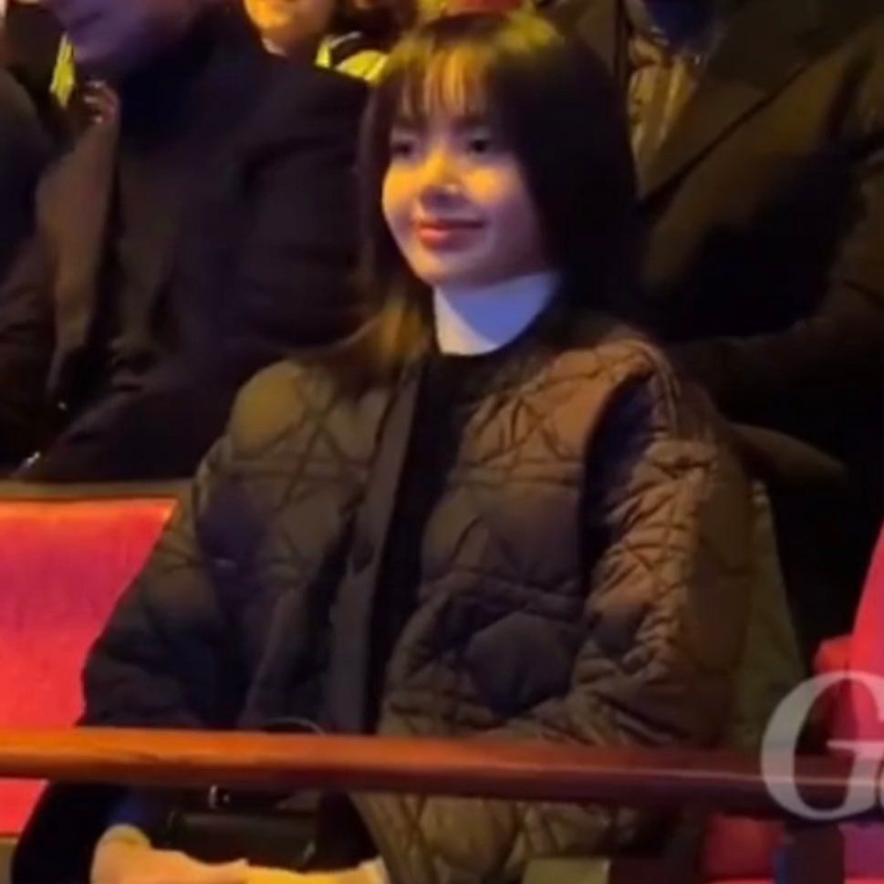 Lisa与法国第一夫人同框!行头超7万,双膝跪地很卑微被嘲是玩具