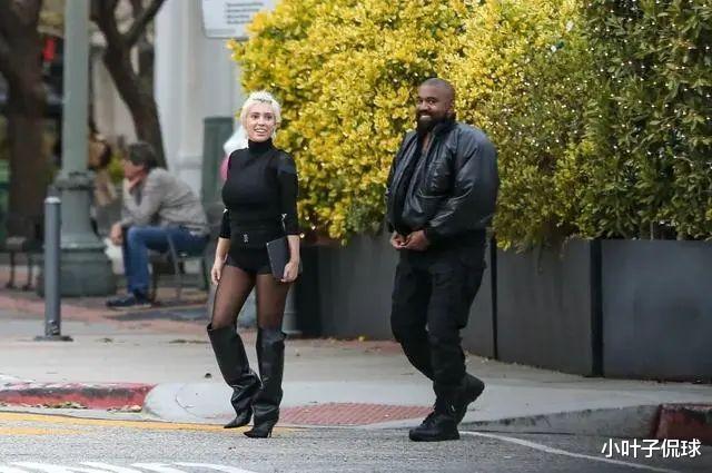 侃爷夫妇赤脚逛街,28岁娇妻结婚后大变样,身材傲人不输卡戴珊