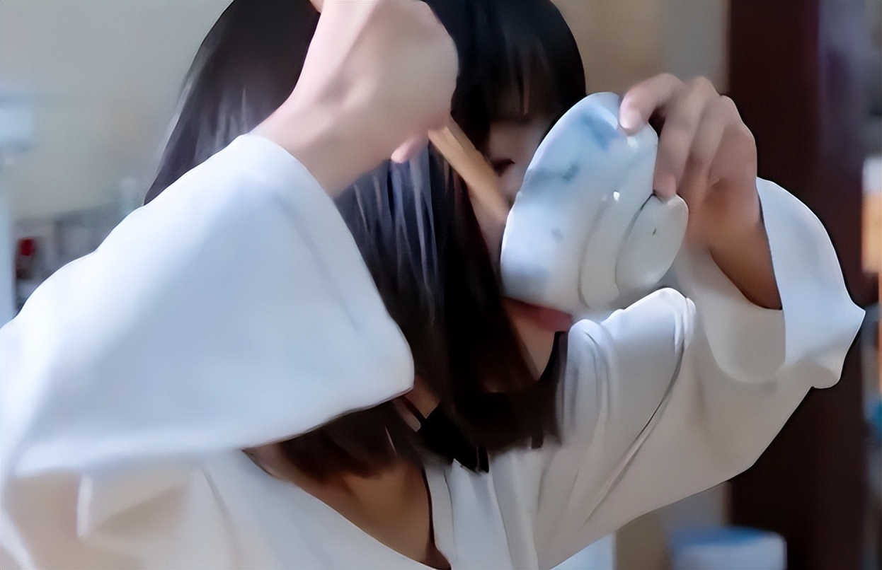 吃得越狠演技越稳！《三大队》王二勇吃肉扯下了多少演员的遮羞布