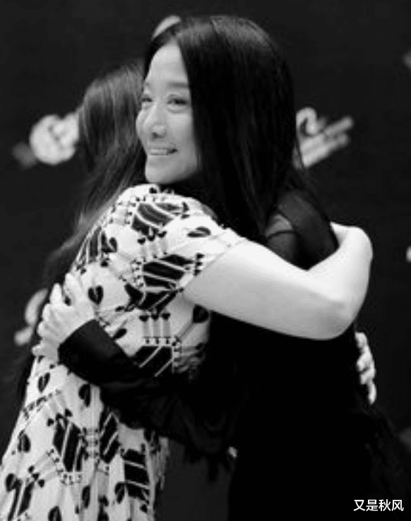 王薇薇:74岁却身穿露胯衣服,身形仍像少女,和54岁邓文迪像同龄