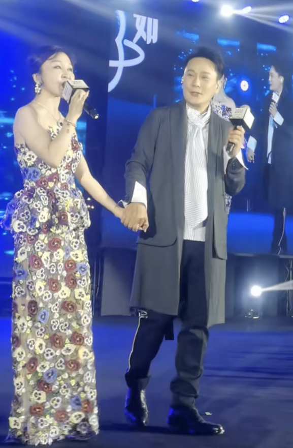 张信哲|张信哲商演引热议,和富婆牵手唱歌举止亲密,被曝出场费130万