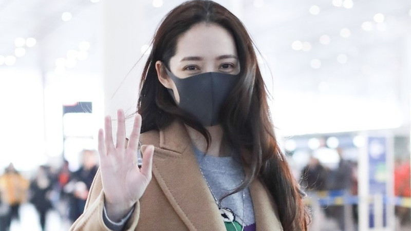 向太儿媳郭碧婷真没野心！穿大衣配阔腿裤走机场，头发凌乱照样美