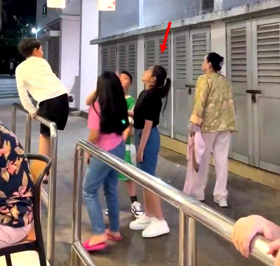 张兰祖孙三代新加坡团圆,9岁小玥儿身高快赶上奶奶,侧颜神似大S