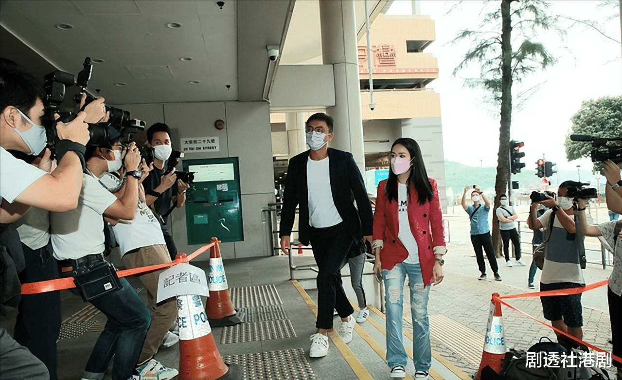 |出狱后心情大好!TVB知名男星成功融入富贵女友家中,齐齐吃开年饭