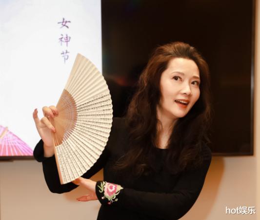 何赛飞|何赛飞怒批行业现状，为底层演员发声，自曝没戏唱才去拍电视剧