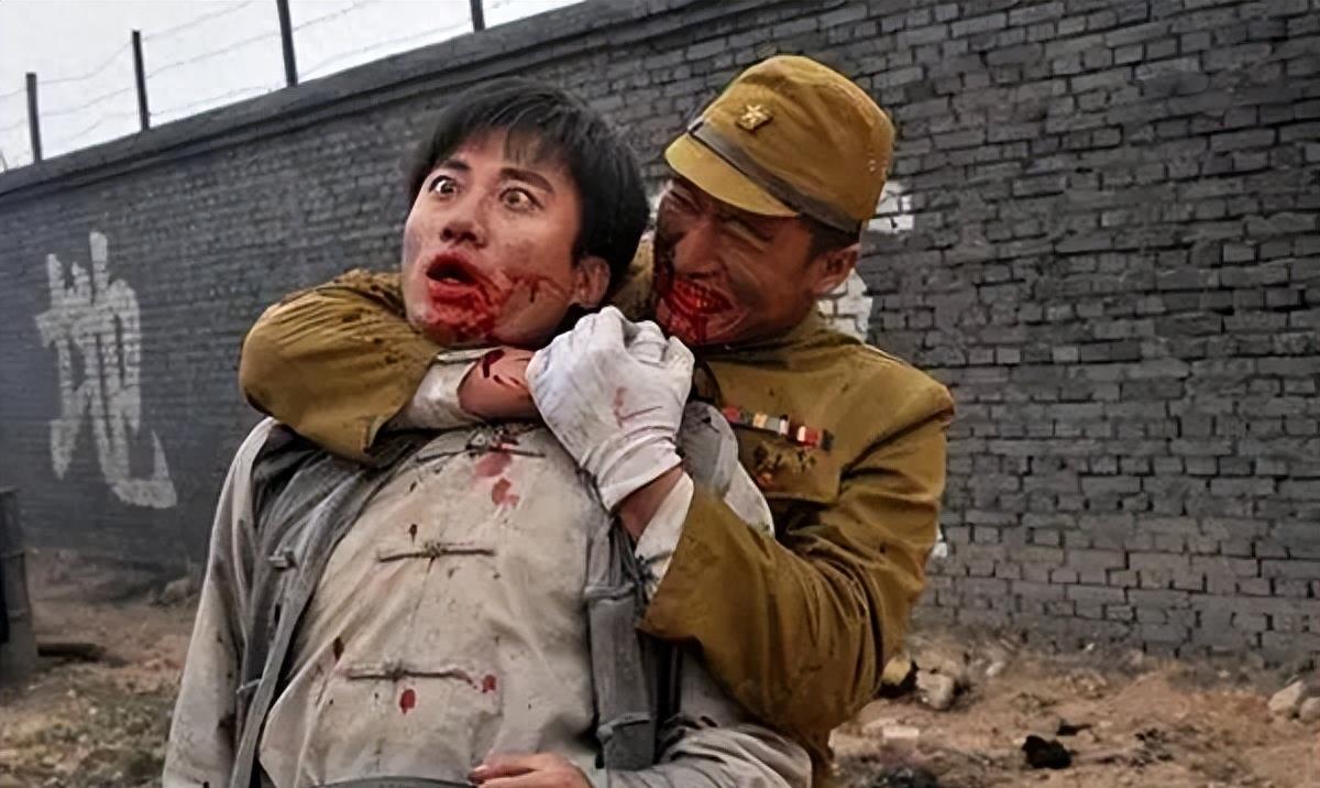 舍不得黑丝袜高跟鞋,就别硬演“抗日剧”了,你们是当观众瞎吗?