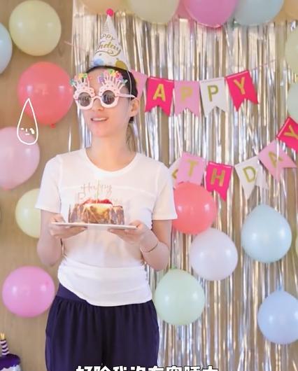 何超莲|何超莲素颜庆祝32岁生日，和窦骁视频聊天，婚后首个生日很低调