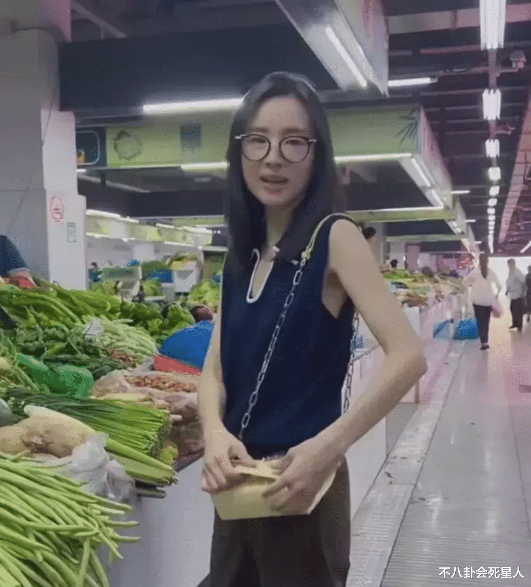 43岁董洁素颜逛市场,青筋暴起瘦成纸片人,穿围裙下厨招待朋友