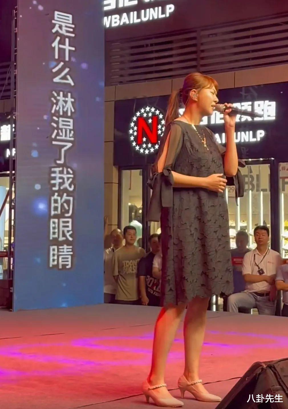 42岁卓依婷罕见公开演唱，未修图照颜值崩塌，出场费仍非常可观