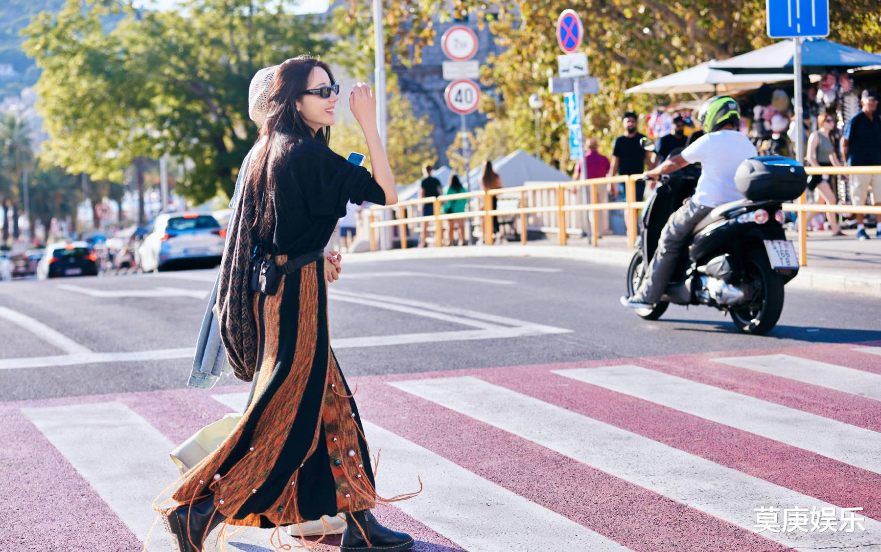 迪丽热巴克罗地亚古城被封“王后”,登上高台接受民众的祝福欢呼