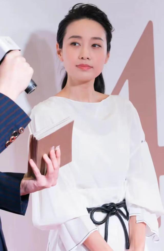 连体裤 马伊琍终于换发型了！长发扎起来好俏皮，看着像“少女”！