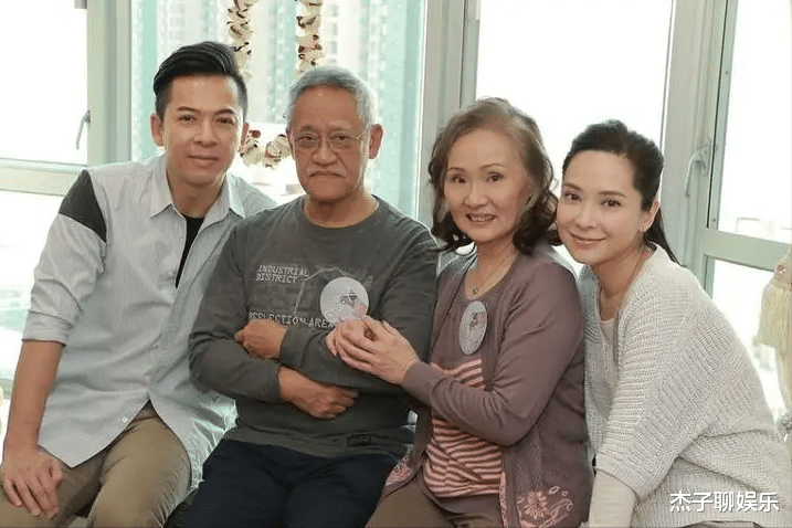 |吴耀汉一路走好!洪金宝情绪低落独坐灵堂,与李建华相比显落寞