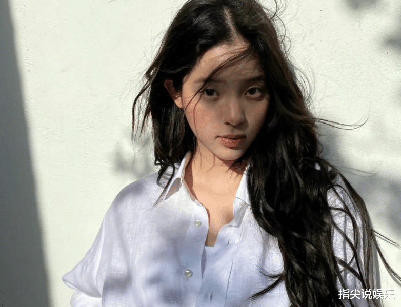 23岁欧阳娜娜沙滩照曝光,内衣外穿大方秀身材,网友:幼儿园身材