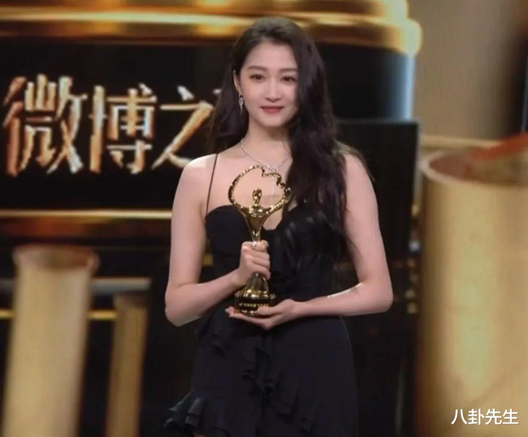 微博之夜|微博之夜丑造型真不少:刘亦菲关晓彤露肩裙显胖,谷爱凌袖套抢镜