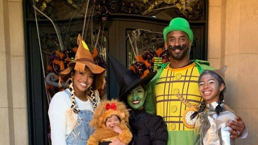 科比娇妻瓦妮莎晒近照，41岁身材傲人，大女儿美腿抢镜成亮点