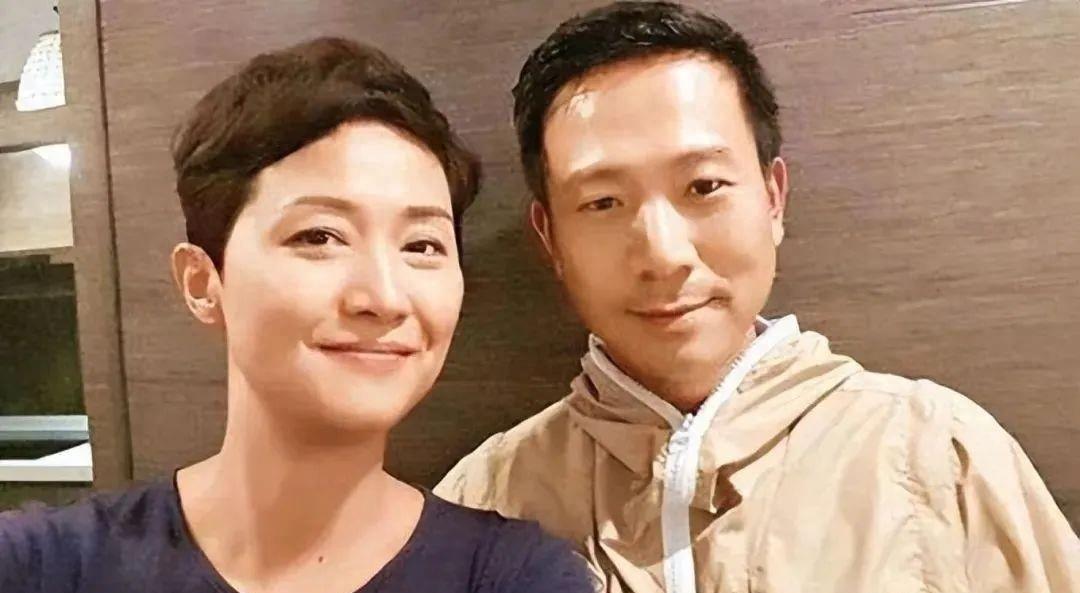 52岁瞿颖回泰国定居，紧搂戴军豪宅生活引热议，至今仍未嫁未育