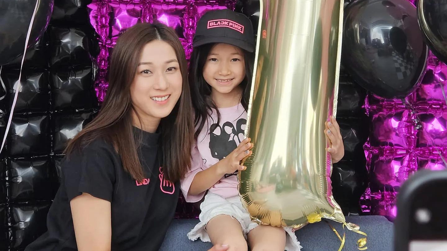 钟嘉欣晒照为大女儿庆生，7岁Kelly化身女团成员，模样和妈妈很像