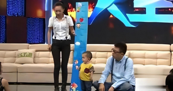 袖珍人吴康:他的外表看似小孩,实则36岁,如今靠拼图发家致富