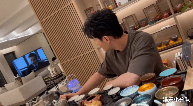 曝黄晓明豪宅内景太奢华!古董级紫砂随手放,客厅面积超百平