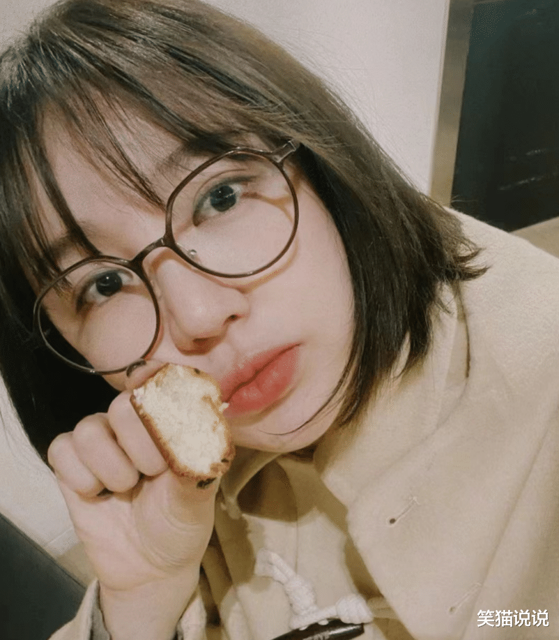 39岁尹恩惠晒穿搭日常：短发眼镜显俏皮，皮肤白皙状态佳！