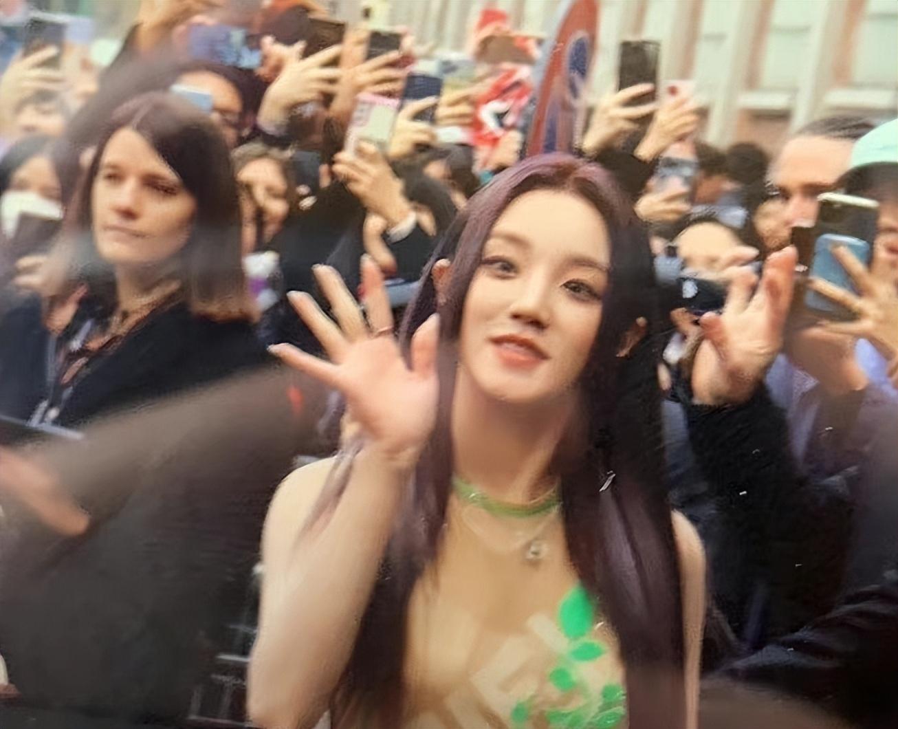 |宋慧乔时装周刘海造型显老,同场的程潇和宋雨琦也穿得好奇怪