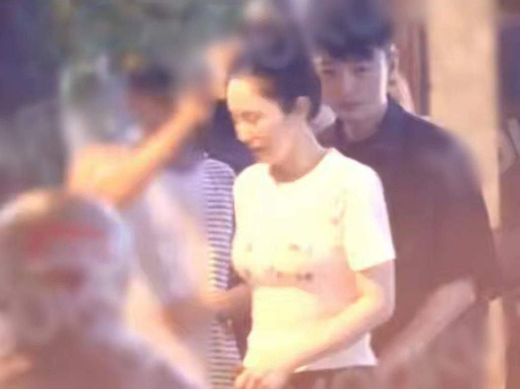 张扬|高启盛爆火与董璇分手?相差11岁曾当众搂腰亲吻,现8个月未同框