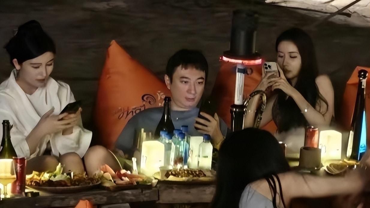 王思聪带30位网红包场庆生，晒蛋糕烟花太壕，新女友霸气宣示主权