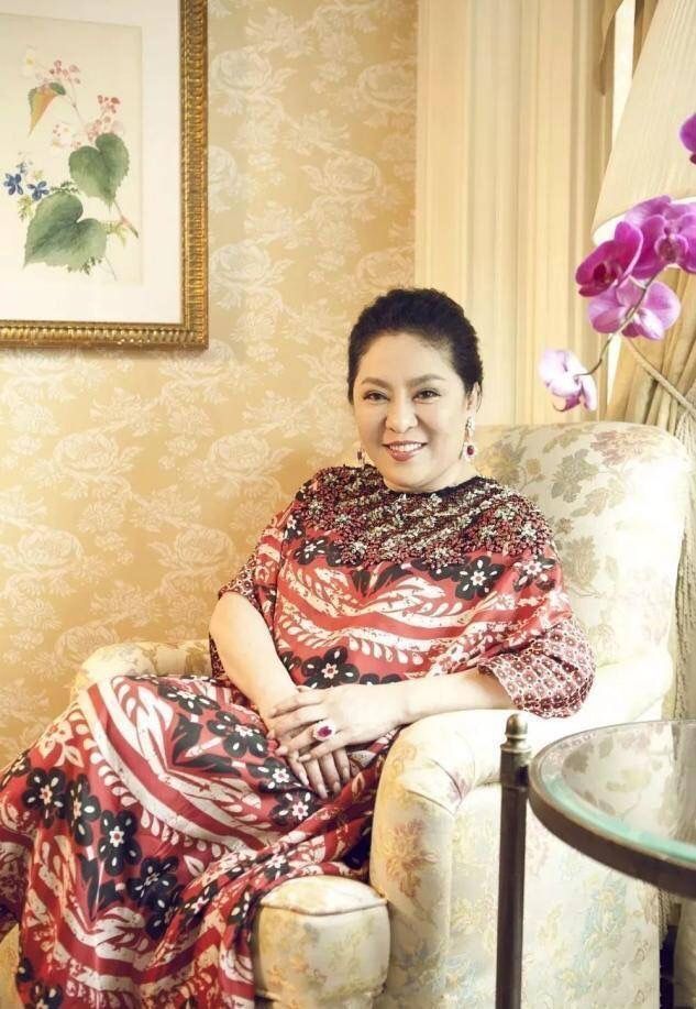 看到爱穿"花衣"的向太才发现:真正贵气的女人,穿得花哨也高级 - 时尚