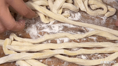 美食教程|西红柿疙瘩汤这样做,劲道爽滑,爽口开胃解腻,待客倍有面子呢