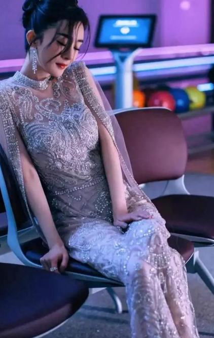 杨幂：优雅与性感并存，网友：能不让人喜欢吗？