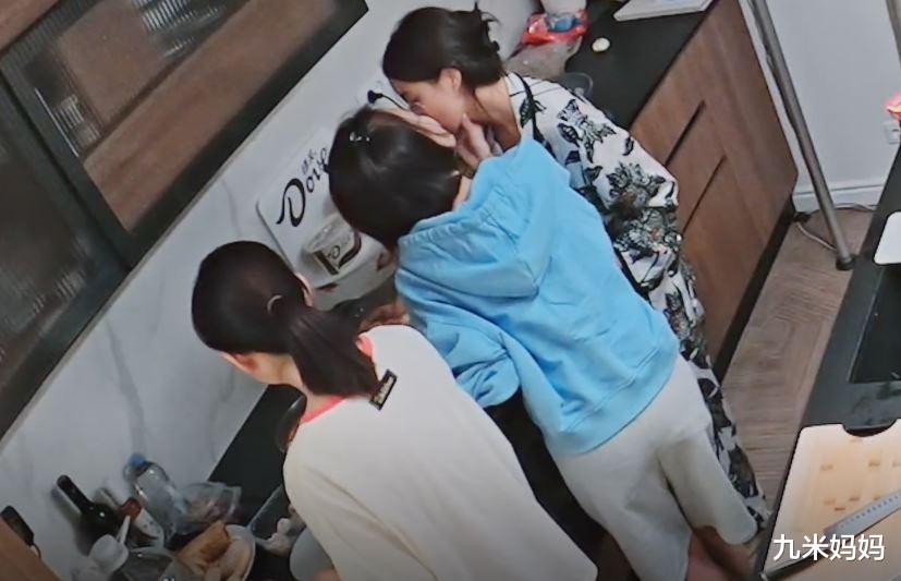 看迪丽热巴换衣服，亲辛芷蕾，秦岚在《花少》过着什么样的生活？