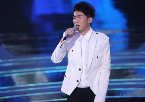 白举纲|从快乐男声到实力歌手,白举纲穿一身黑衣服演唱《蠢梦》,实力演绎现场硬核表演