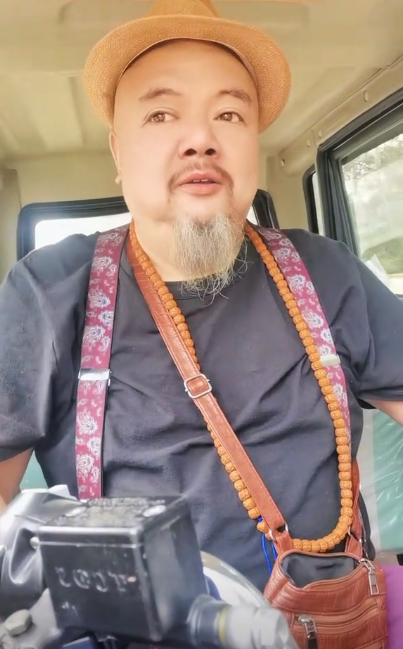 50岁戏骨近半年无戏拍，定居农村通下水道，穿花袄棉裤胡须皆白
