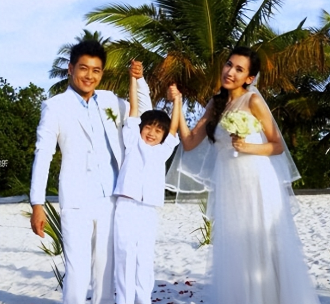 吹牛，装文化人，装纯情，装过头被揭穿的明星，个个尴尬又搞笑