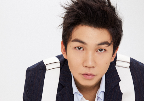 白举纲|从快乐男声到实力歌手,白举纲穿一身黑衣服演唱《蠢梦》,实力演绎现场硬核表演