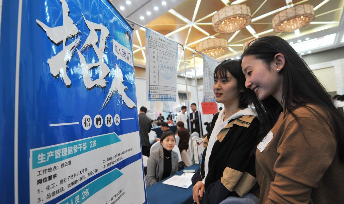 聚餐|实习生黏上富二代客户，忙前忙后妄想“上位”，同事：厌蠢症犯了