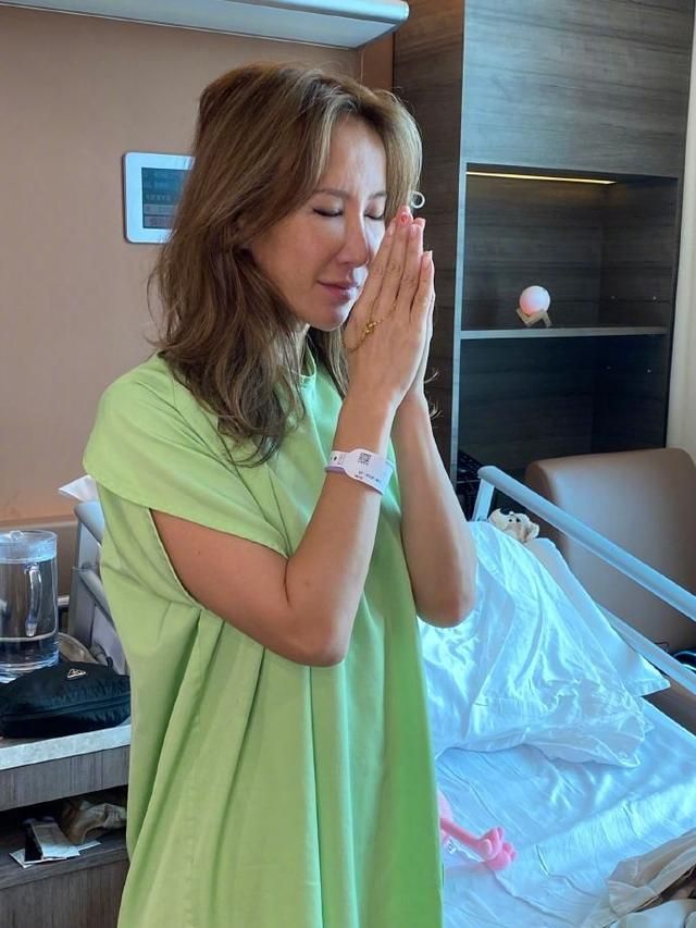 李玟|李玟手术成功!懒理婚变重新学走路,整条腿贴满绷带委屈落泪