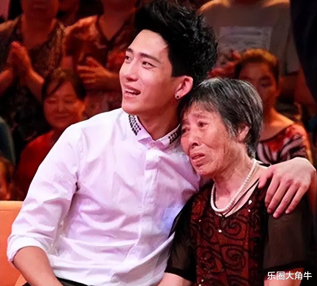 井柏然:出生28天遭弃,60岁奶奶捡废品养大他,爆红后父母来认亲