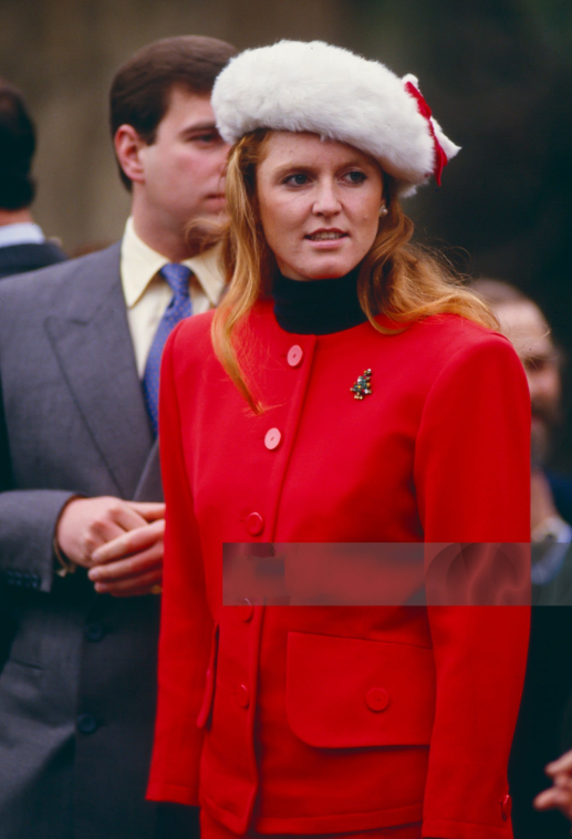 查尔斯前弟媳莎拉，一身圣诞色仍然风韵犹存，年轻时和戴妃是闺蜜